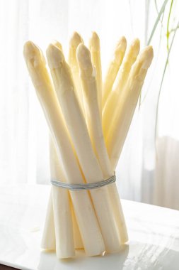 Hollandalı çiftçiler yüksek kaliteli ürünler, yıkanmış ve soyulmuş taze beyaz kuşkonmaz, mevsimlik vejetaryen gıdalar, gün ışığında