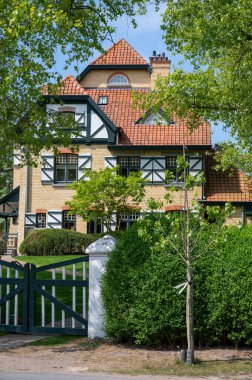 Kuzey Denizi 'nde, Flanders, De Haan ya da Le Coq sur Mer, Belçika' da Belle Epoque tarzında inşa edilmiş rahat bir sahil tatil köyü manzarası.