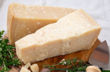 Geleneksel İtalyan yemekleri, 36 aylık mağaralardaki İtalyan parmesan peyniri Parmigiano-Reggiano ve Po River Valley, İtalya 'dan grana padano, yakın çekim.