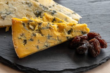 Peynir tabağı, İngiliz sütü yarı yumuşak, parçalanmış mavi ayaklık ve mavi sarı shropshire peyniri yakın, peynir tatma çiftliği, dilimlenmiş peynir