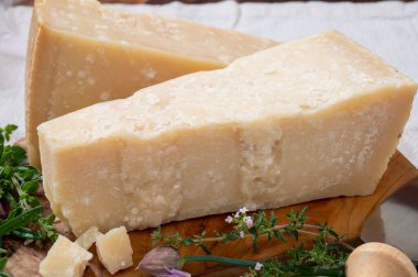 Geleneksel İtalyan yemekleri, 36 aylık mağaralardaki İtalyan parmesan peyniri Parmigiano-Reggiano ve Po River Valley, İtalya 'dan grana padano, yakın çekim.