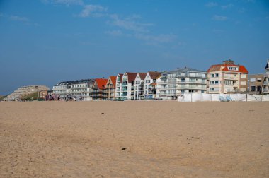 Kuzey Denizi 'nin sıcacık sahil köyünde beyaz kumlu bir sahil. Flanders, De Haan veya Le Coq sur Mer' de Belle Epoque tarzında inşa edilmiş.