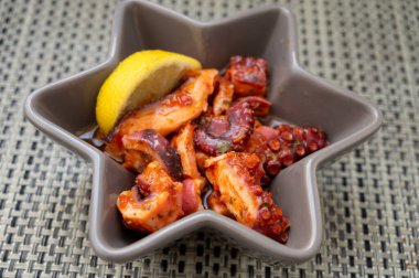 Lezzetli antipasti salatası ya da başlangıç deniz ürünleri tabağı, ızgara ahtapot stili kırmızı biberli kırmızı biber restoranda servis edilir.