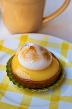 Fransız pastanesinden beyaz yumurtalı bir dilim limonlu turta.