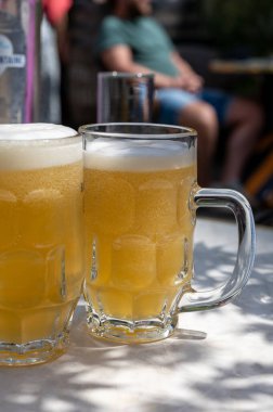 Belçika birası özel bardaklarda servis edilir Bruges 'deki eski bira fabrikasında, açık ya da koyu, lezzetli içecek, birayla öğle yemeği, turizm merkezi, Flanders, Belçika