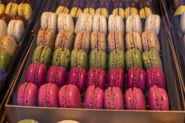 Makaronlar ya da Fransız kurabiyeli tatlı krema şekerli yumurta beyazı, krema şekeri, granüllü şeker, badem yemeği ve gıda boyası sergilenmekte olan tatlı Fransız tatlısı, kapat.