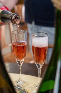 Gül ve şarap tatma, köpüklü pembe şarap, büyük rezerv, Grand Cru Ay-Şampanya Şarabı Vallee de la Marne köyü, şampanya bölgesi, Fransa