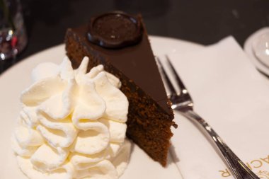 Avusturya kaynaklı kayısı reçelli ünlü Sachertorte çikolatalı keki Viyana 'daki eski klasik kafe restoranında kremayla servis ediliyor.