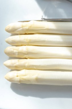 Hollandalı çiftçiler yüksek kaliteli ürünler, yıkanmış ve soyulmuş taze beyaz kuşkonmaz, mevsimlik vejetaryen gıdalar, gün ışığında