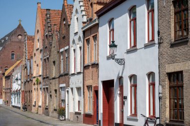 Bruges, Flanders, Belçika 'daki dar sokaklardaki eski ortaçağ evleri, Batı Avrupa' daki turist merkezleri.