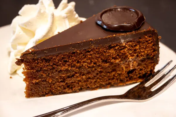 Avusturya kaynaklı kayısı reçelli ünlü Sachertorte çikolatalı keki Viyana 'daki eski klasik kafe restoranında kremayla servis ediliyor.