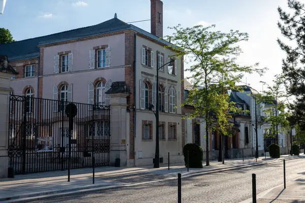 Şampanya Bulvarı 'nda gün batımında yürümek, Epernay, Fransa, cadde manzarası, ağaçlar, dekorasyonlar, gün ışığında şampanya evleri.