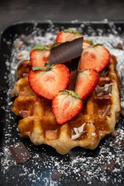 Brüksel, Flanders, Belçika 'da çeşitli malzemelerle pişirilmiş Belçika şekerli waffle' lar, lezzetli sokak yemekleri.