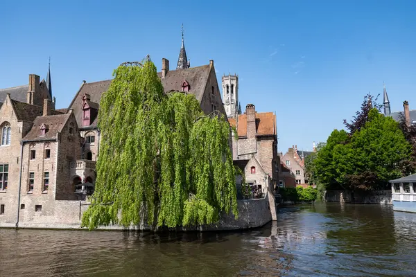 Bruges, Flanders, Belçika 'daki eski ortaçağ binalarının kanalı, köprüsü ve ön cepheleri güneşli bir günde gidilecek yer.