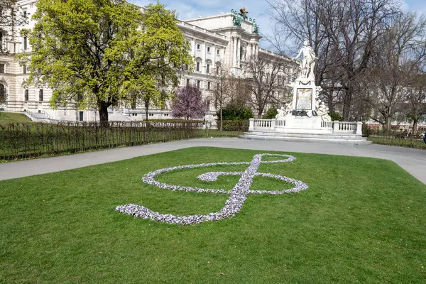 İlkbaharda Viyana 'da yürüyüş, güzel binalar, müzeler ve caddeler, şehir manzarası, ilkbaharda Avusturya başkenti