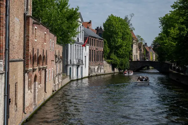 Bruges, Flanders, Belçika 'daki eski ortaçağ binalarının kanalı, köprüsü ve ön cepheleri güneşli bir günde gidilecek yer.
