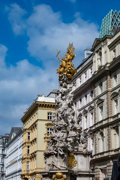 İlkbaharda Viyana 'da yürüyüş, güzel binalar, müzeler ve caddeler, şehir manzarası, ilkbaharda Avusturya başkenti