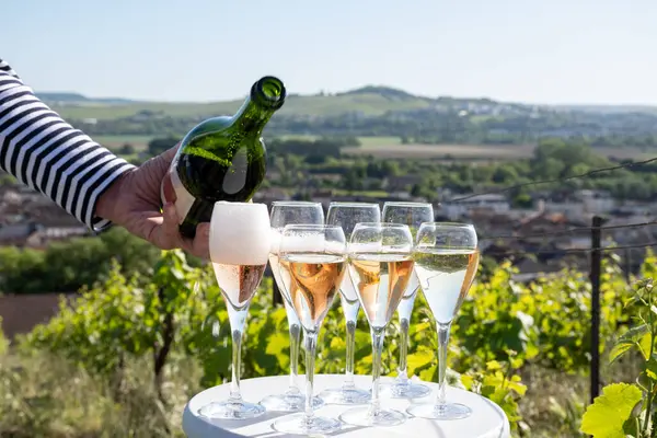 Beyaz ve gül tadım şarap brut, büyük rezerv, yeşil tepe üzüm bağlarında şampanya ve Vallee de la Marne 'da köy yapan eski şarap manzarası, şampanya, Fransa