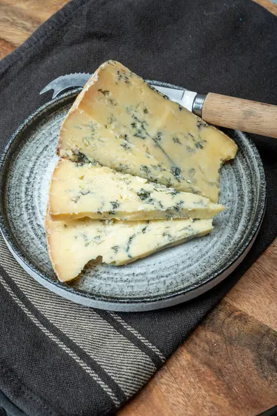 Peynir koleksiyonu, İngiliz ineği sütü yarı yumuşak, eski püskü mavi peynir yakından, peynir tatma çiftliği