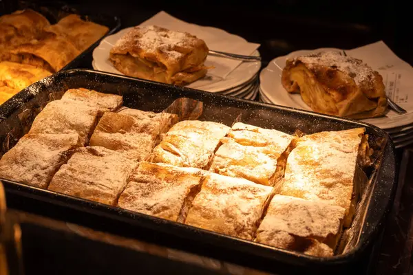 Avusturya tatlıları, Avusturya, Viyana 'da eski bir pastanenin kithen' ında parçalara ayrılmış elmalı turta.