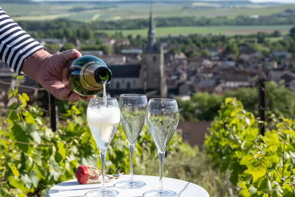 Kuru, köpüklü şarap brut, büyük rezervler, yeşil tepe üzüm bağlarında şampanya ve Vallee de la Marne, Fransa 'nın Şampanya Bölgesi' nde köy yapımı eski şaraplar.