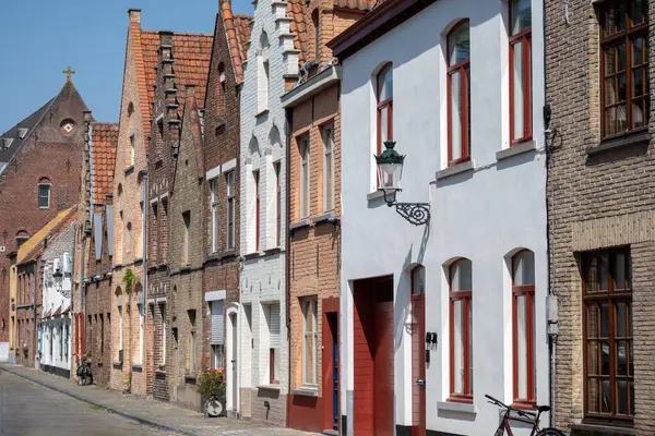 Bruges, Flanders, Belçika 'daki dar sokaklardaki eski ortaçağ evleri, Batı Avrupa' daki turist merkezleri.