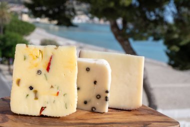 Taze roket salatası, siyah biber, zeytin, şarap, Sicilya peyniri, Palermo yemeği ve Mondello sahilindeki deniz manzarası nea Palermo, Sicilya