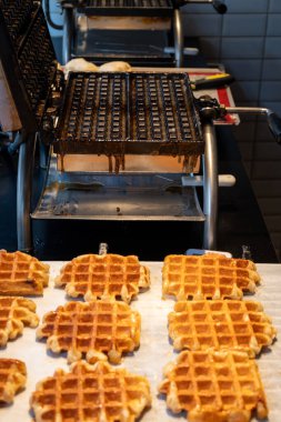 Brüksel, Flanders, Belçika 'da çeşitli malzemelerle pişirilmiş Belçika şekerli waffle' lar, lezzetli sokak yemekleri.