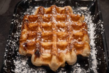 Brüksel, Flanders, Belçika 'da çeşitli malzemelerle pişirilmiş Belçika şekerli waffle' lar, lezzetli sokak yemekleri.