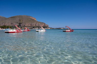 Deniz kenarında güneşli bir gün, Mondello Sahili, Sicilya 'da Palermo yakınlarında, güzel, altın kumu, turkuaz suları ve İtalya' nın güneyinde büyüleyici villaları olan.
