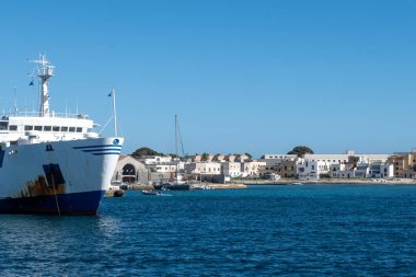 Trapani 'den tekne gezisi ve açık turkuvaz suyu, küçük bir köy, terk edilmiş taş ocakları, Sicilya, İtalya yakınlarındaki Egadi Adaları ile Favignana adasının kıyı şeridi manzarası.