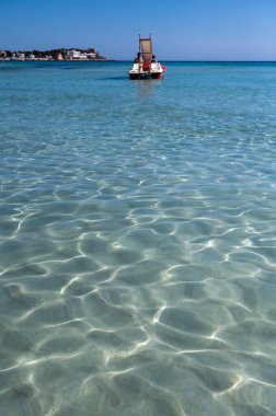 Deniz kenarında güneşli bir gün, Mondello Sahili, Sicilya 'da Palermo yakınlarında, güzel, altın kumu, turkuaz suları ve İtalya' nın güneyinde büyüleyici villaları olan.
