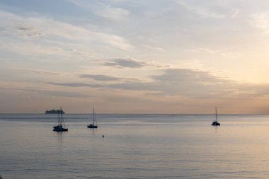 Sicilya 'da Palermo yakınlarındaki Mondello Plajı' nda gün batımında güzel, altın kumu, turkuaz suları ve İtalya 'nın güneyinde büyüleyici villaları var.