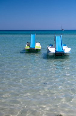 Deniz kenarında güneşli bir gün, Mondello Sahili, Sicilya 'da Palermo yakınlarında, güzel, altın kumu, turkuaz suları ve İtalya' nın güneyinde büyüleyici villaları olan.