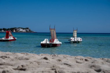 Deniz kenarında güneşli bir gün, Mondello Sahili, Sicilya 'da Palermo yakınlarında, güzel, altın kumu, turkuaz suları ve İtalya' nın güneyinde büyüleyici villaları olan.