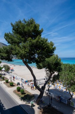 Deniz kenarında güneşli bir gün, Mondello Sahili, Sicilya 'da Palermo yakınlarında, güzel, altın kumu, turkuaz suları ve İtalya' nın güneyinde büyüleyici villaları olan.