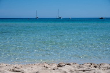 Deniz kenarında güneşli bir gün, Mondello Sahili, Sicilya 'da Palermo yakınlarında, güzel, altın kumu, turkuaz suları ve İtalya' nın güneyinde büyüleyici villaları olan.