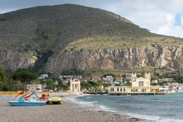 Sicilya 'da Palermo yakınlarında Mondello Plajı' nda fırtınalı bir hava var. Güzel, altın kumu, turkuaz suları ve İtalya 'nın güneyinde büyüleyici villaları var.