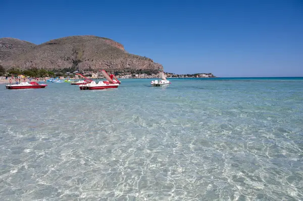 Deniz kenarında güneşli bir gün, Mondello Sahili, Sicilya 'da Palermo yakınlarında, güzel, altın kumu, turkuaz suları ve İtalya' nın güneyinde büyüleyici villaları olan.