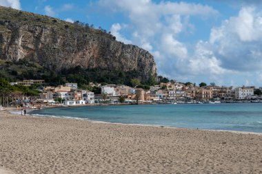Sicilya 'da Palermo yakınlarında Mondello Plajı' nda fırtınalı bir hava var. Güzel, altın kumu, turkuaz suları ve İtalya 'nın güneyinde büyüleyici villaları var.