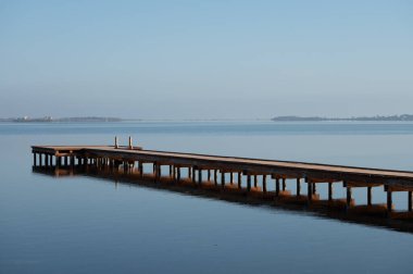 Marsala, Sicilya, İtalya, rıhtım ve balıkçı tekneleri yakınlarındaki Stagnone 'de sabah dinginliği ve ayna sessizliği.