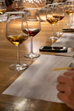 Eski büyük meşe fıçılarıyla şarap mahzeni ziyareti, güçlendirilmiş kuru veya tatlı marsala şarabı ile tatma bardakları Marsala, Sicilya, İtalya 'da şarap endüstrisi