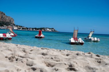 Deniz kenarında güneşli bir gün, Mondello Sahili, Sicilya 'da Palermo yakınlarında, güzel, altın kumu, turkuaz suları ve İtalya' nın güneyinde büyüleyici villaları olan.