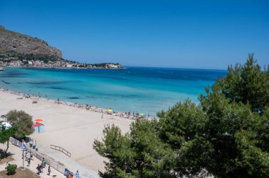 Deniz kenarında güneşli bir gün, Mondello Sahili, Sicilya 'da Palermo yakınlarında, güzel, altın kumu, turkuaz suları ve İtalya' nın güneyinde büyüleyici villaları olan.