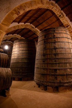 Eski büyük meşe fıçılarıyla şarap mahzeni ziyareti, Marsala, Sicilya 'da güçlendirilmiş kuru veya tatlı marsala şarabı üretimi, İtalya' da şarap endüstrisi
