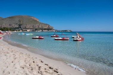Deniz kenarında güneşli bir gün, Mondello Sahili, Sicilya 'da Palermo yakınlarında, güzel, altın kumu, turkuaz suları ve İtalya' nın güneyinde büyüleyici villaları olan.