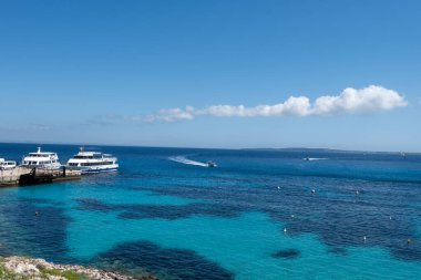 Levanzo, Egadi Adaları 'nın en küçüğü, Sicilya yakınlarında sakin bir inziva yeri, liman çevresindeki pitoresk köy, beyaz evler ve büyüleyici açık mavi su limanı, seyahat yeri, tekne gezisi.