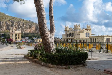 Deniz kenarındaki gezinti güvertesi, Mondello Sahili, Sicilya 'da Palermo yakınlarında, güzel, altın kumu, turkuaz suları, büyüleyici binaları ve villaları olan, İtalya' nın güneyi, tatil beldesi.