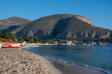 Deniz kenarında güneşli bir gün, Mondello Sahili, Sicilya 'da Palermo yakınlarında, güzel, altın kumu, turkuaz suları ve İtalya' nın güneyinde büyüleyici villaları olan.