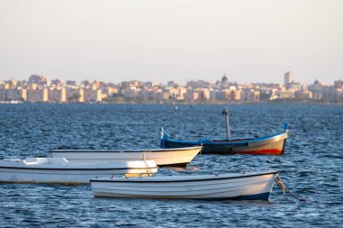Marsala Stagnone sularında gün batımı, Marsala, Sicilya, İtalya yakınlarındaki tuzlu lagün ve doğa rezervi, sığ, ılık su, tuz tavaları, antik yel değirmenleri ile eşsiz ekosistem